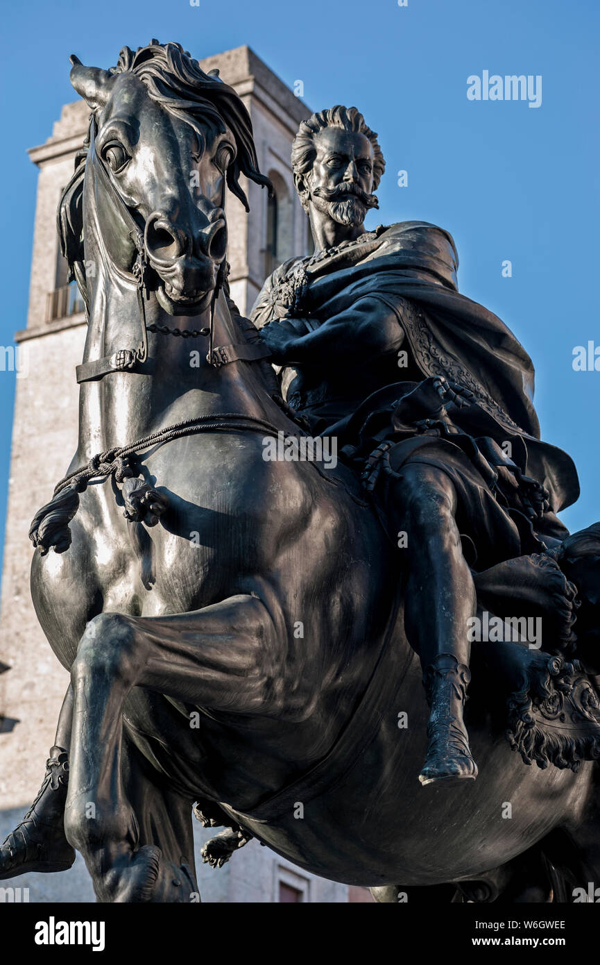 La grande statua equestre in bronzo a fianco del Palazzo Gotico. Il cavaliere è rappresentato Alessandro Farnese, il Duca di Parma e Piacenza. Foto Stock