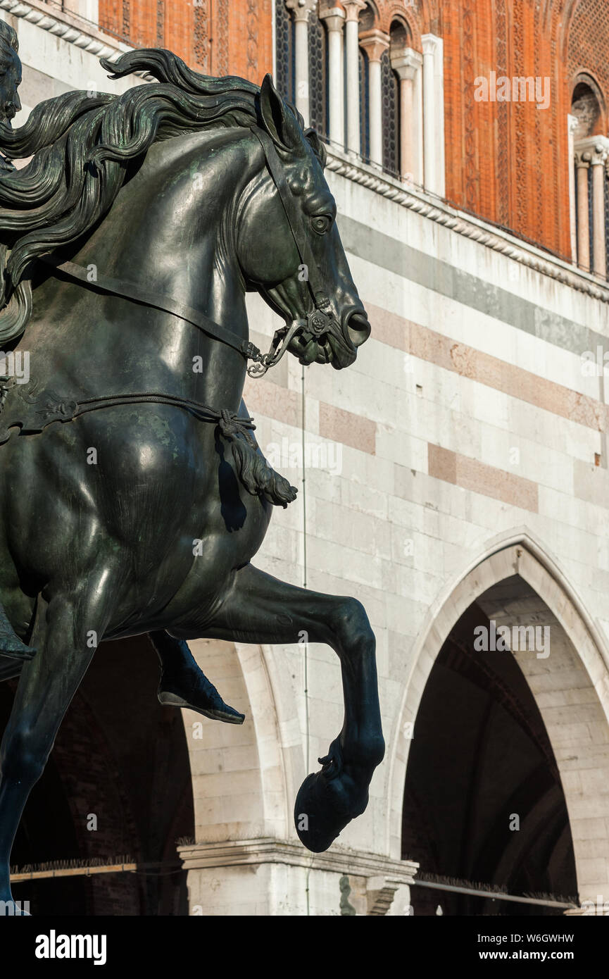 La grande statua equestre in bronzo a fianco del Palazzo Gotico di Piacenza, Italia. Foto Stock