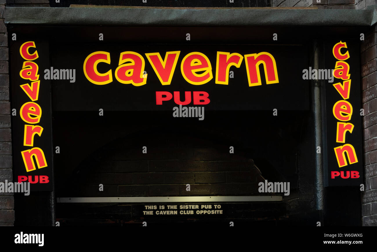 La Caverna pub di fronte al Cavern Club su Mathew Street, i Beatles club Street di Liverpool, in Inghilterra Foto Stock