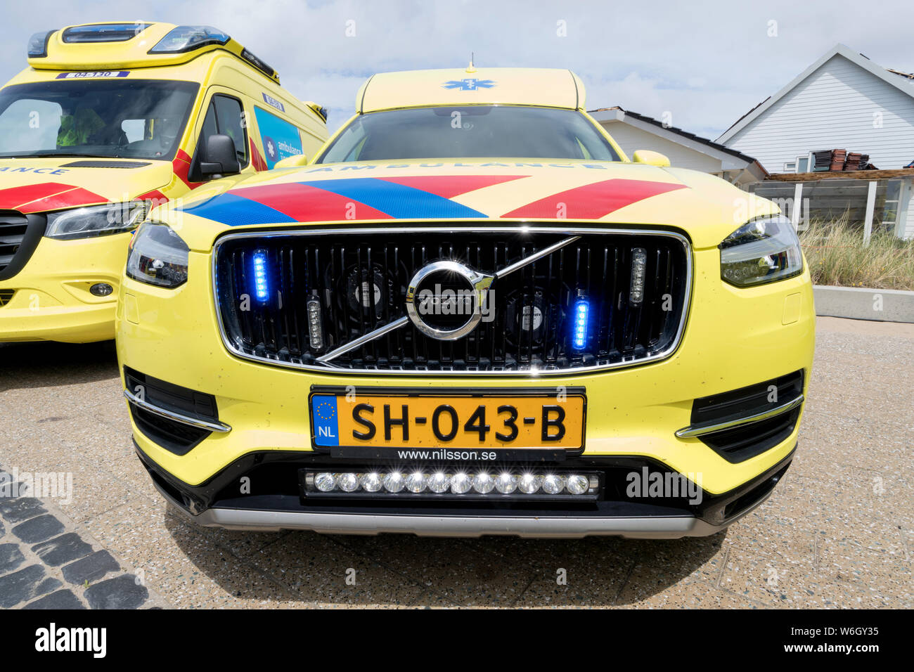 Ambulanza olandese Volvo XC90 con active blue illuminazione di emergenza Foto Stock