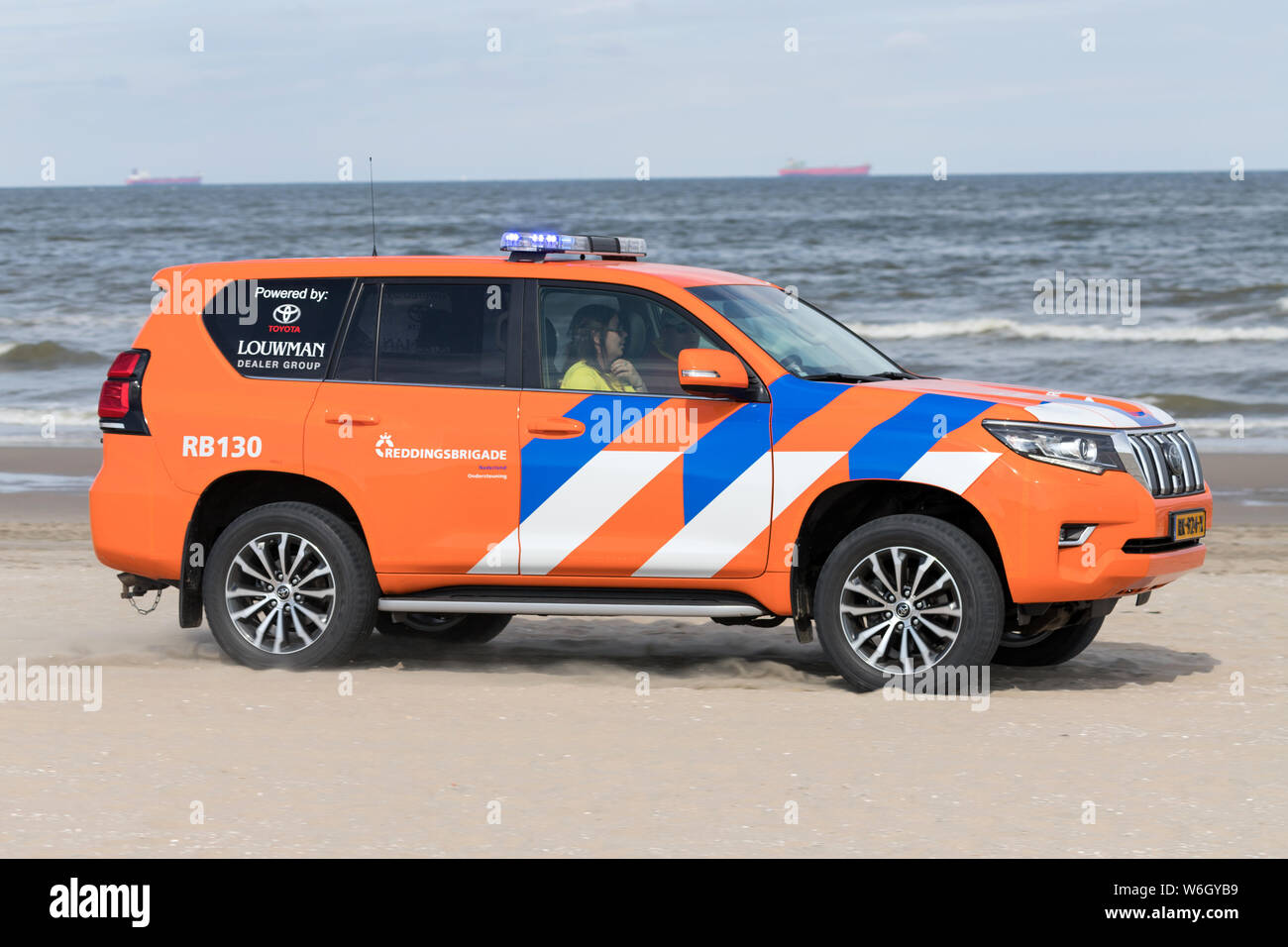Bagnino olandese Toyota Land Cruiser con active blue illuminazione di emergenza sulla spiaggia Foto Stock
