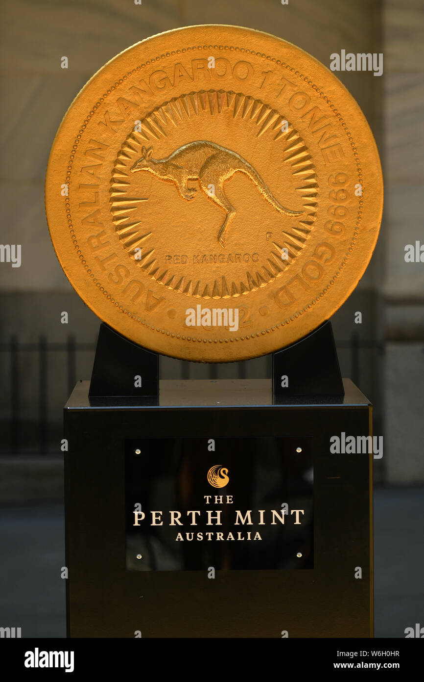 Il Canguro australiano una tonnellata moneta in oro sul display di fronte al New York Stock Exchange. Foto Stock