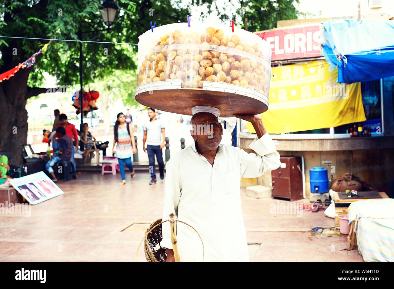 Uomo che porta tradizionale cibo indiano sulla strada.Delhi India Foto Stock