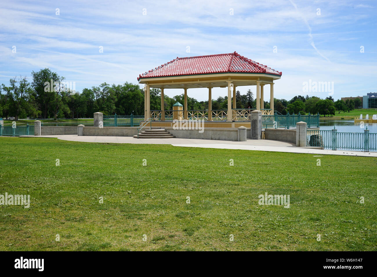 Un padiglione coperto dal lago Ferril a Denver parco della città. Foto Stock
