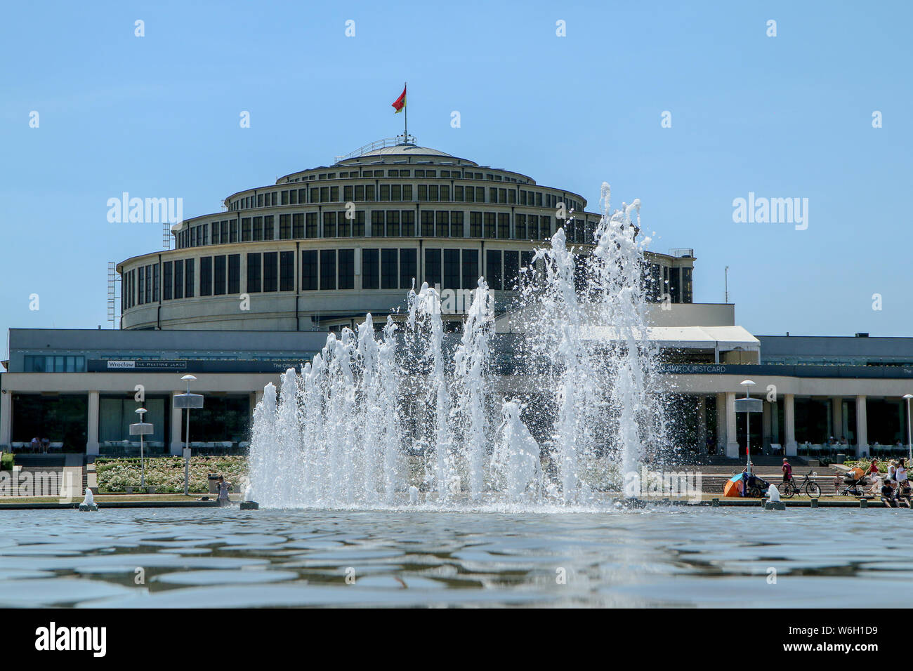 Il centro di scoperta o Centennial Hall a Wroclaw in Polonia con la sua fontana Foto Stock