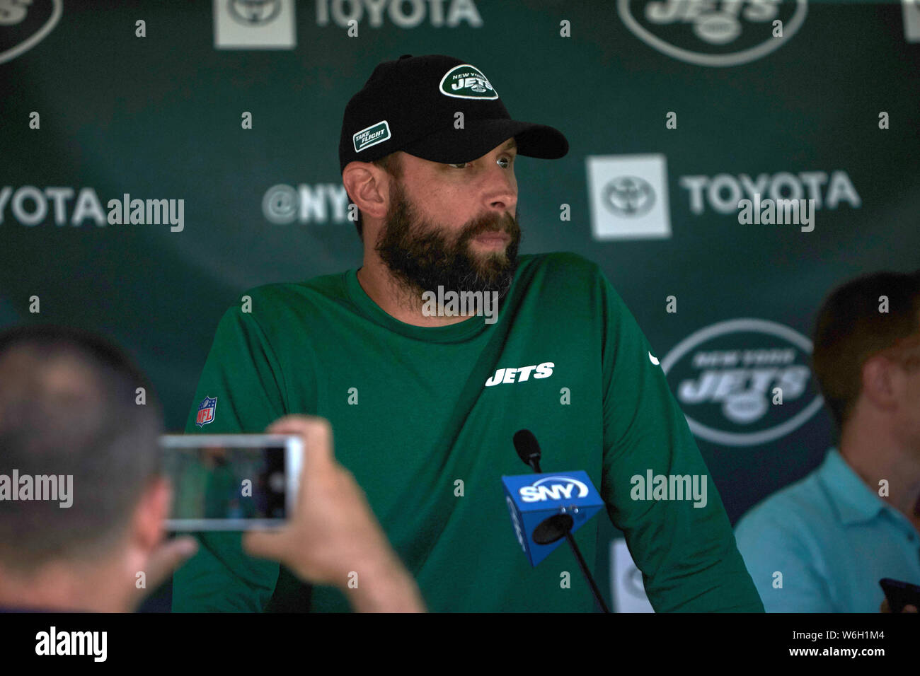 Florham Park, New Jersey, USA. 1 agosto 2019. New York getti head coach Adam Gase colloqui con i media dopo la mattina training camp durante la sessione di training camp all'Atlantic getti di salute Training Center, Florham Park, New Jersey. Duncan Williams/CSM Credito: Cal Sport Media/Alamy Live News Credito: Cal Sport Media/Alamy Live News Foto Stock