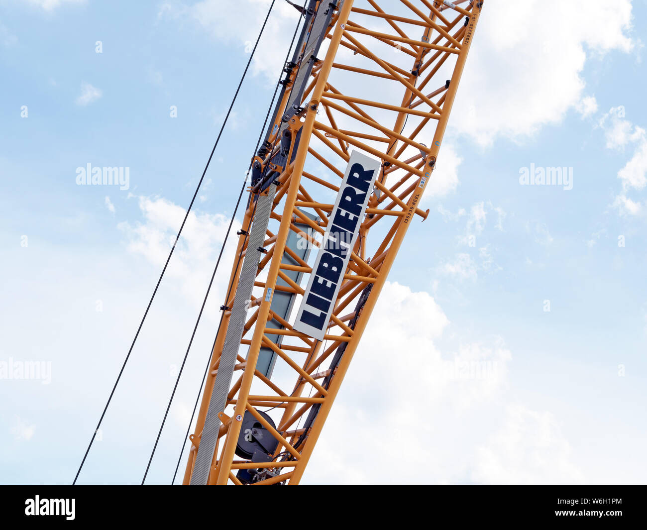 Liebherr LR 1250 250 ton gru cingolata braccio contro il cielo blu con nuvole. Questa gru essendo utilizzati nel nuovo Corpus Christi Harbour Bridge Project 2019. Foto Stock