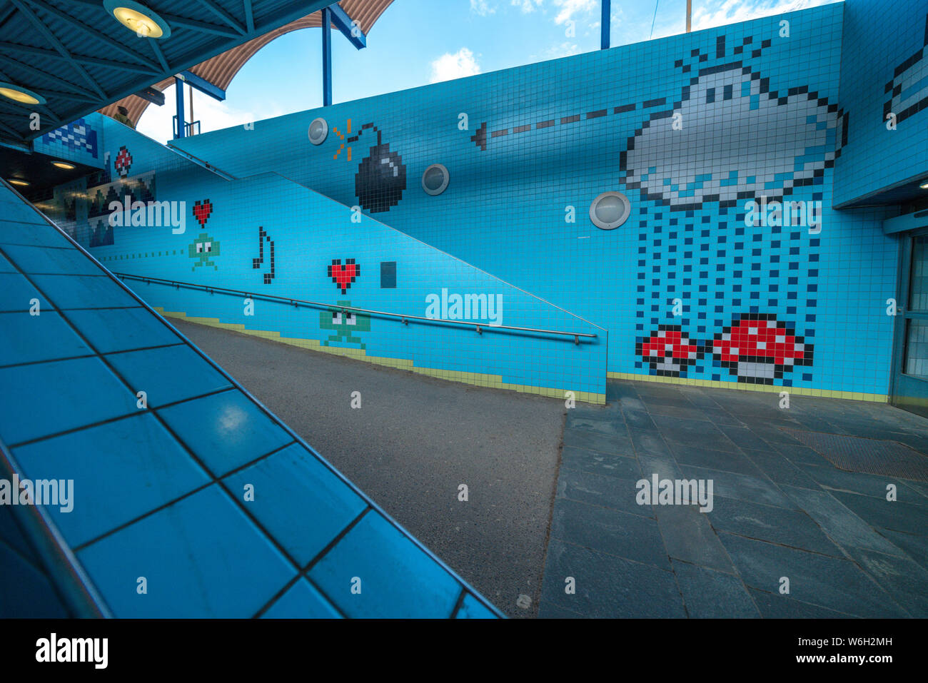 Thorildsplan stazione della metropolitana decorate con opere d'arte su piastrelle ispirati a videogiochi caratteri, Stoccolma, Svezia Foto Stock