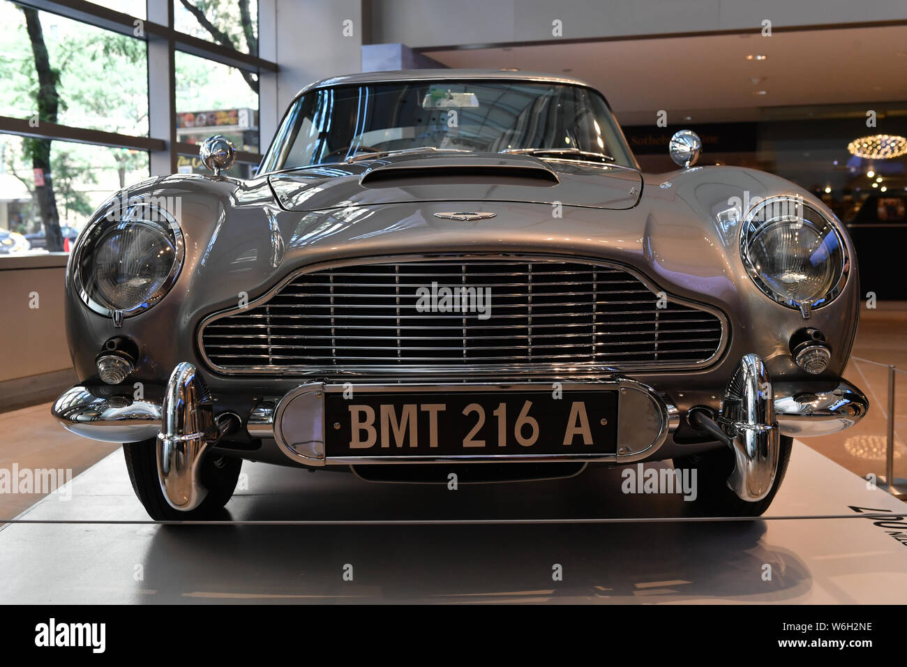 James Bond 1965 Aston Martin DB5 utilizzato nella promozione di film di James Bond 'Thunderball' svelata da Sotheby's a New York. Foto Stock