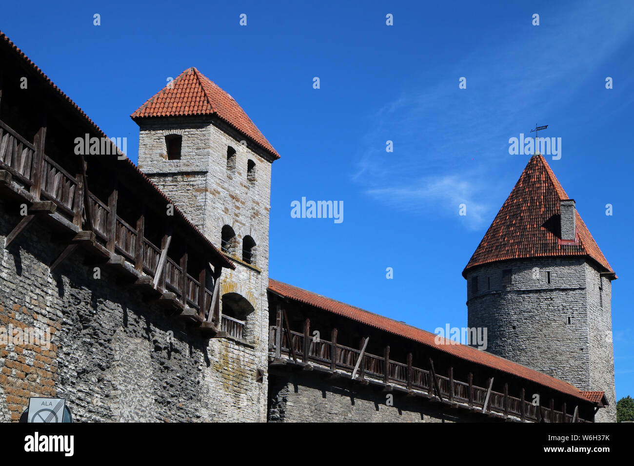 Il dettaglio delle mura del centro storico di Tallin in Estonia. Una attrazione turistica e della vista. Foto Stock