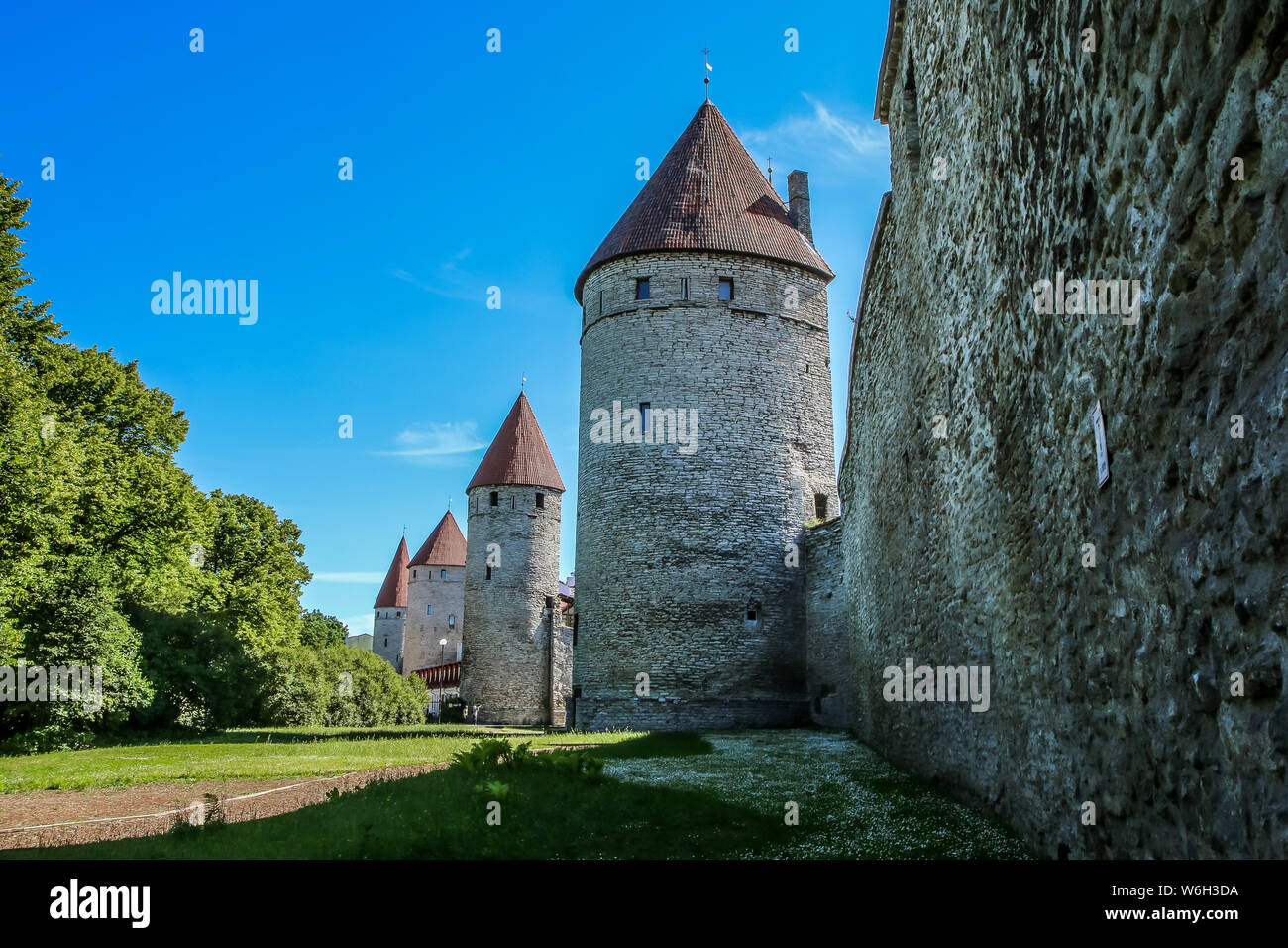 Il dettaglio delle mura del centro storico di Tallin in Estonia. Una attrazione turistica e della vista. Foto Stock