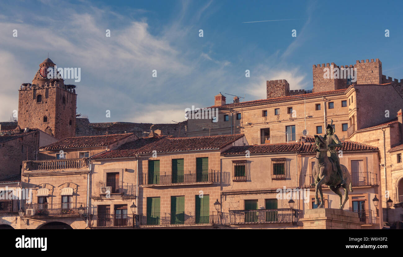 Trujillo, Caceres, Spagna - 8 Dicembre 2013: particolare della facciata sulla piazza principale di Trujillo, città medievale della storica conquistador Francisco Foto Stock