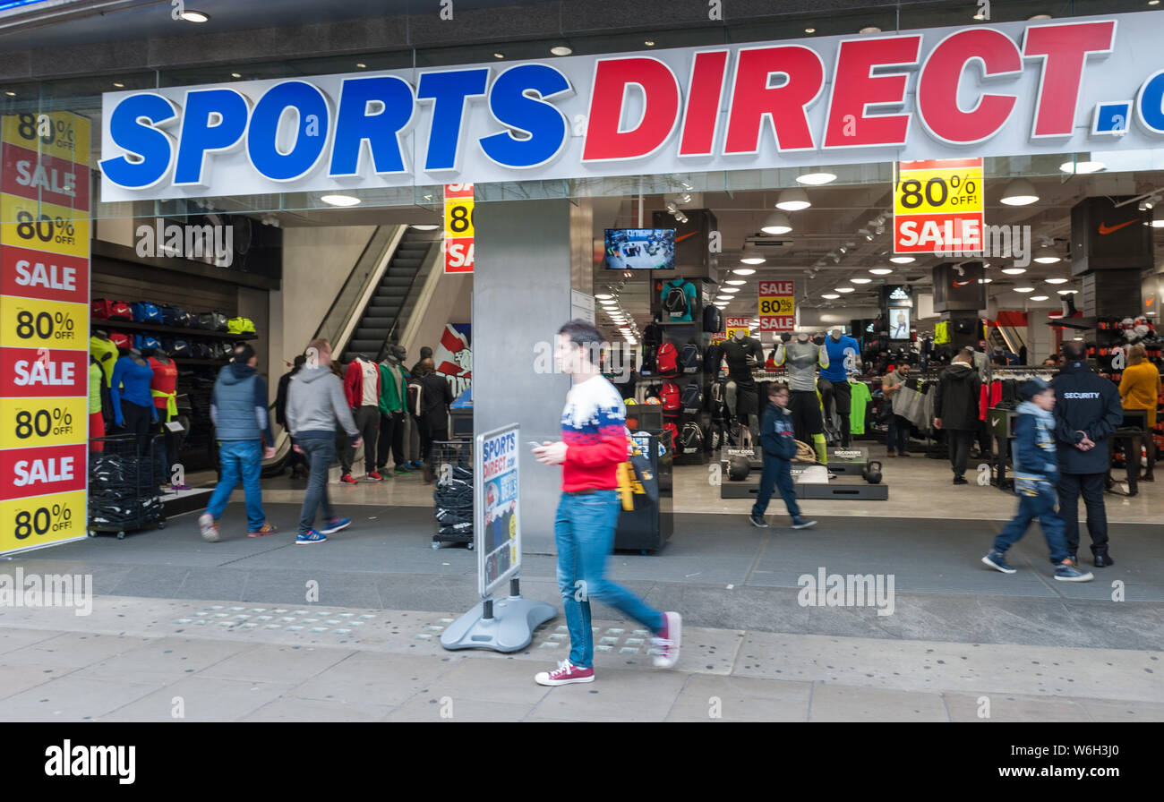 Oxford Street, Londra, Regno Unito. 19 dicembre 2015. Sales vieni presto per Oxford Street nel centro di Londra come rivenditori offrono sconti per la pre-natale Foto Stock