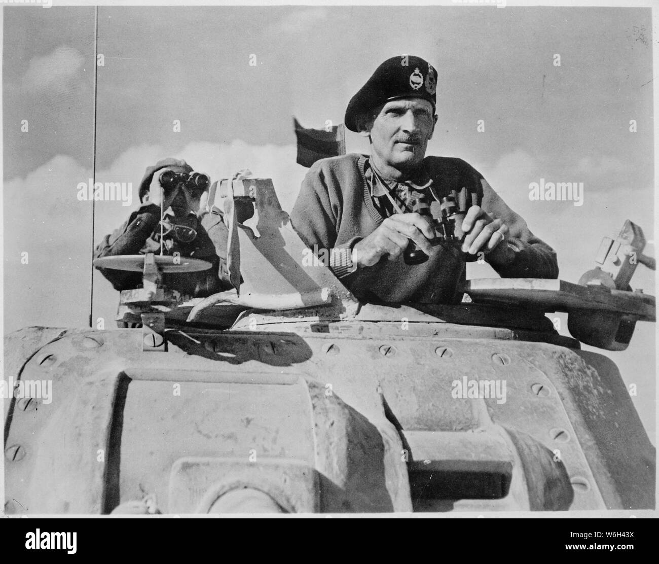 Generale Bernard L. Montgomery guarda i suoi carri armati spostare verso l'alto. Africa del nord, novembre 1942.; Note Generali: Utilizzo di guerra e di conflitto numero 1017 quando si ordina una riproduzione o la richiesta di informazioni su questa immagine. Foto Stock