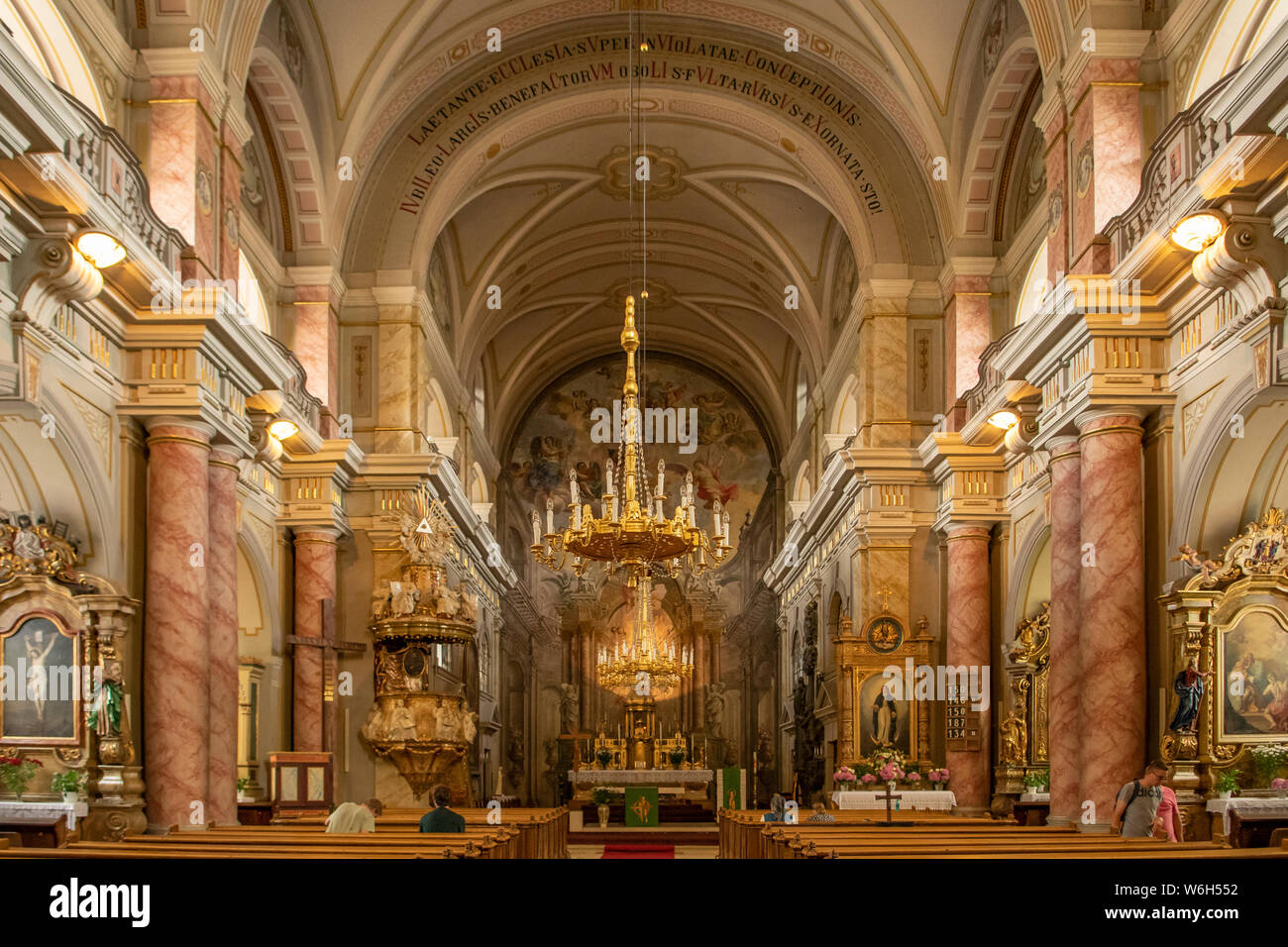 La navata centrale della Trinità Santa Chiesa Cattolica, Old Sibiu, Romania Foto Stock