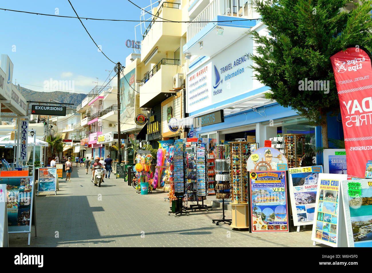 I turisti shopping nel porto di Paphos, Cipro Foto Stock