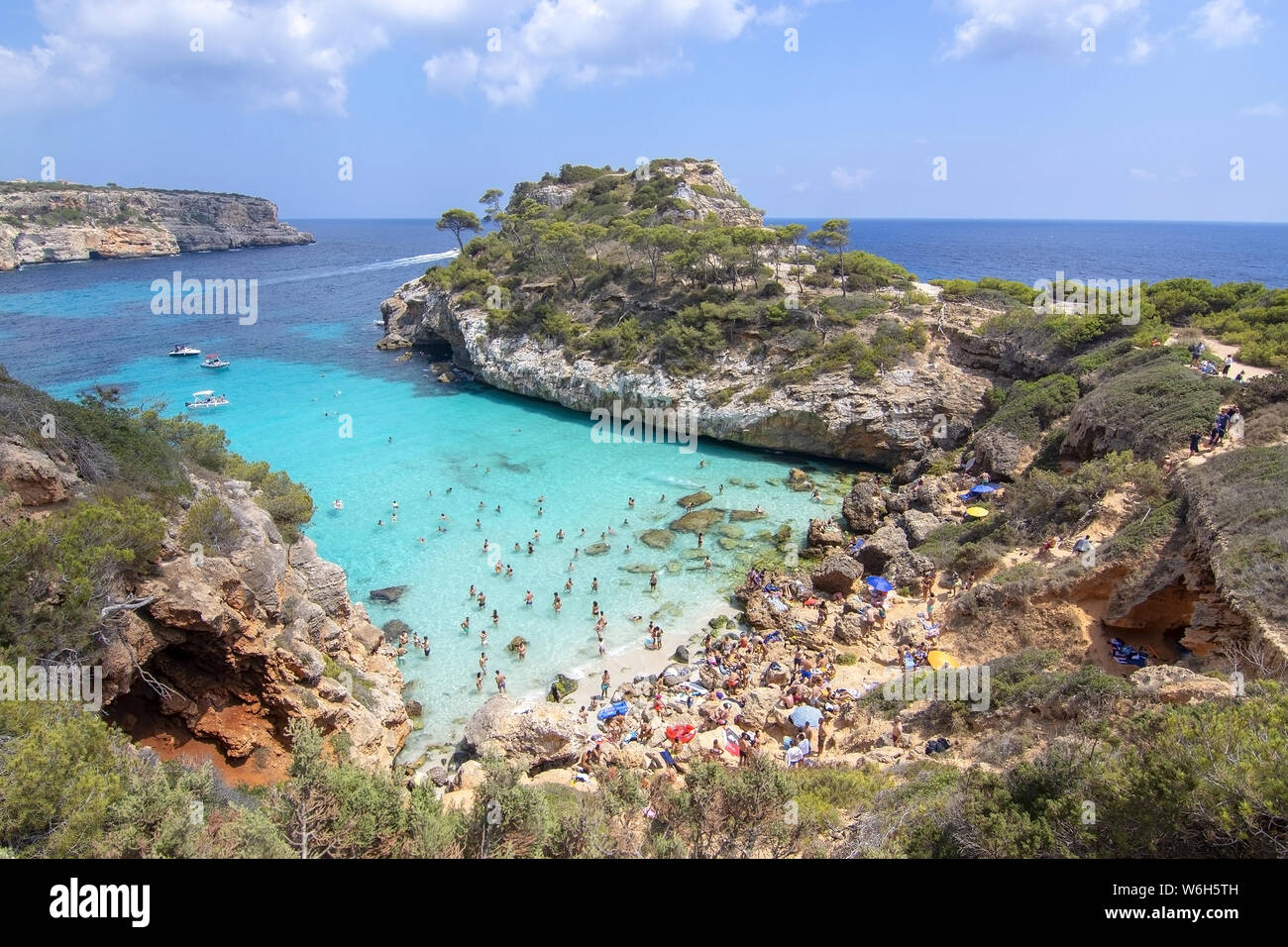 CALO DES MORO, MALLORCA, Spagna - 27 luglio 2019: estremamente piccola baia turchese e ripide scogliere in una giornata di sole sulla luglio 27, 2019 in calo des Moro, Mallo Foto Stock