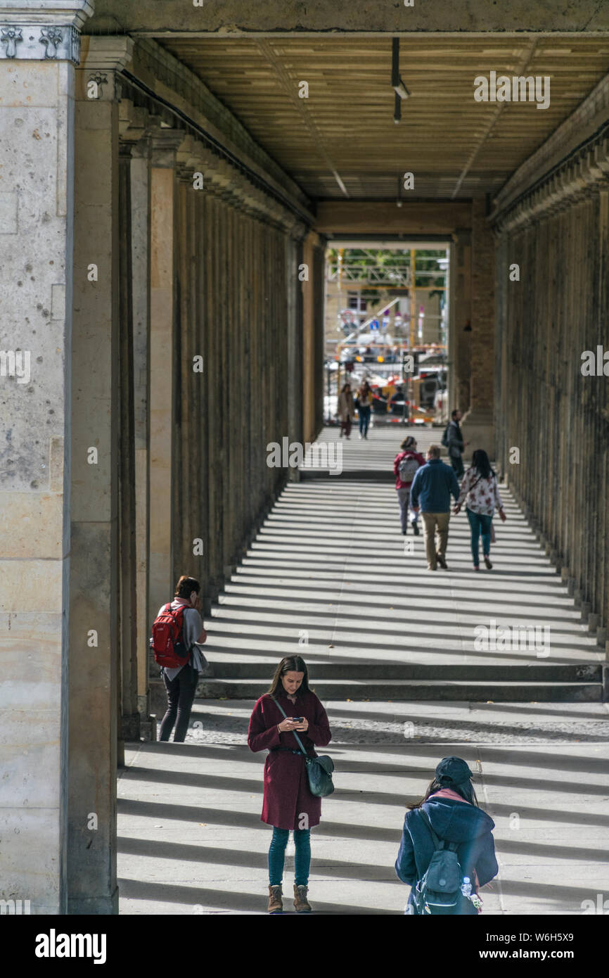 Berlino, Germania - 26 settembre 2018: verso il basso e in prospettiva in profondità dei berlinesi camminare sotto una costruzione presso il Museo Island, un complesso di Foto Stock