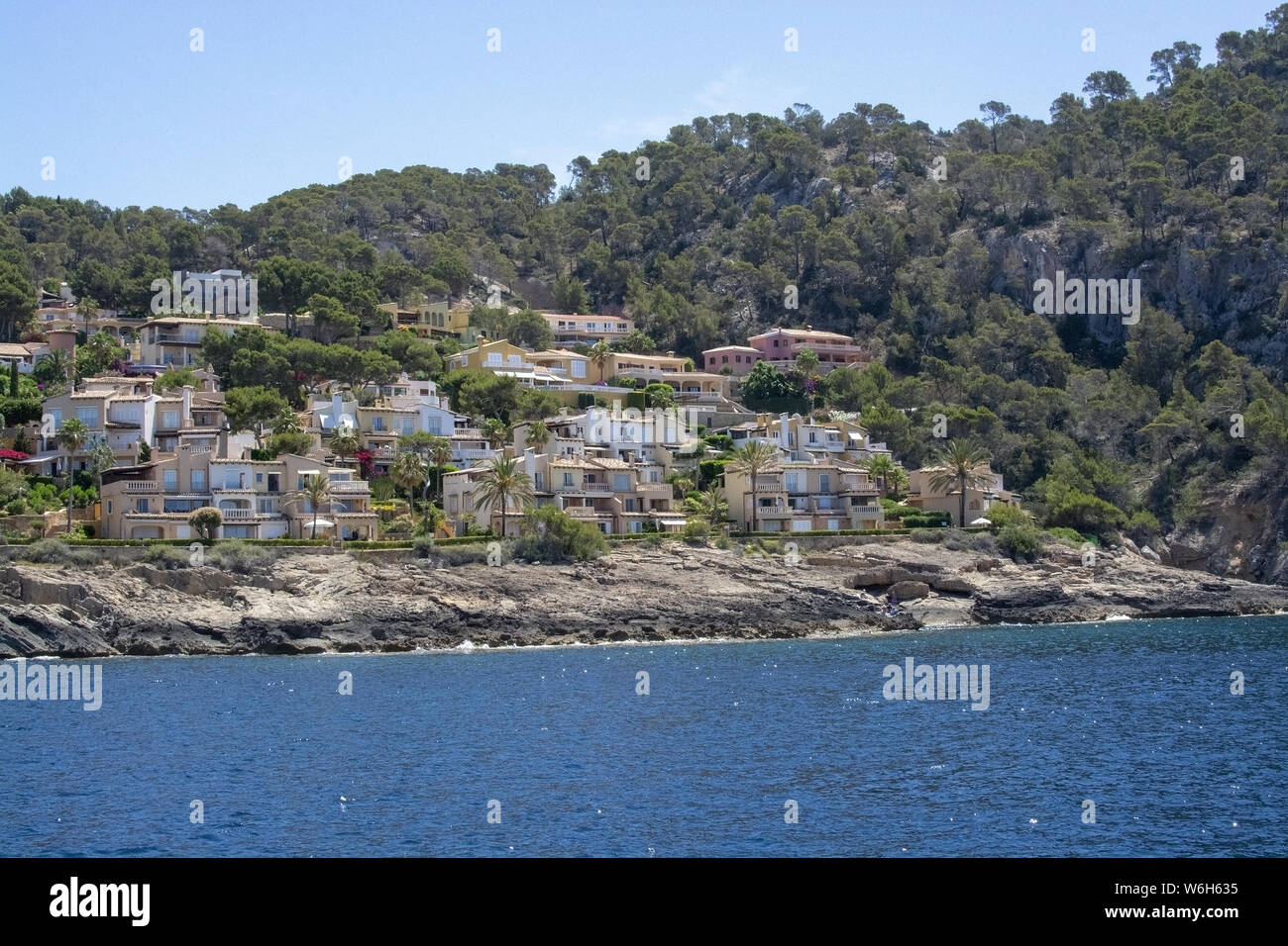 Soleggiate località di piccole case su una costa nel sud ovest di Mallorca, Spagna. Foto Stock