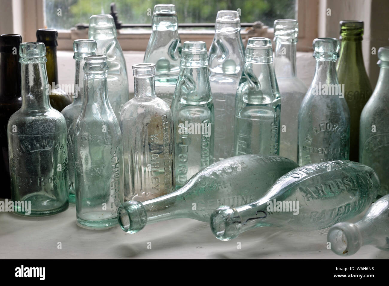 Una raccolta di vecchie bottiglie di vetro al Magdalen College Museo di Wainfleet, Lincolnshire, Regno Unito Foto Stock