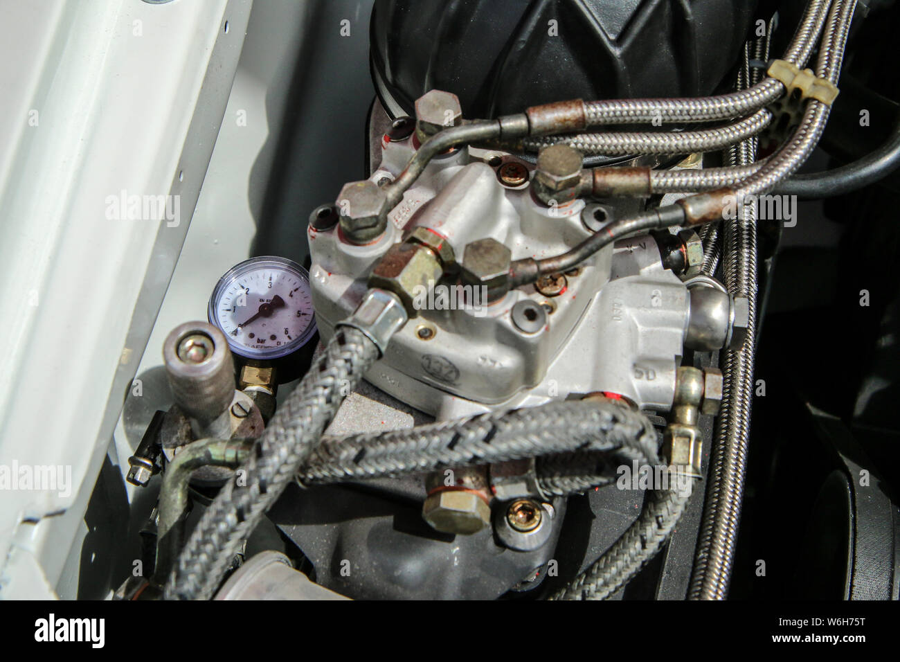 Un dettaglio della vettura sportiva motore. Si tratta di un rallye storico auto dal passato. Foto Stock