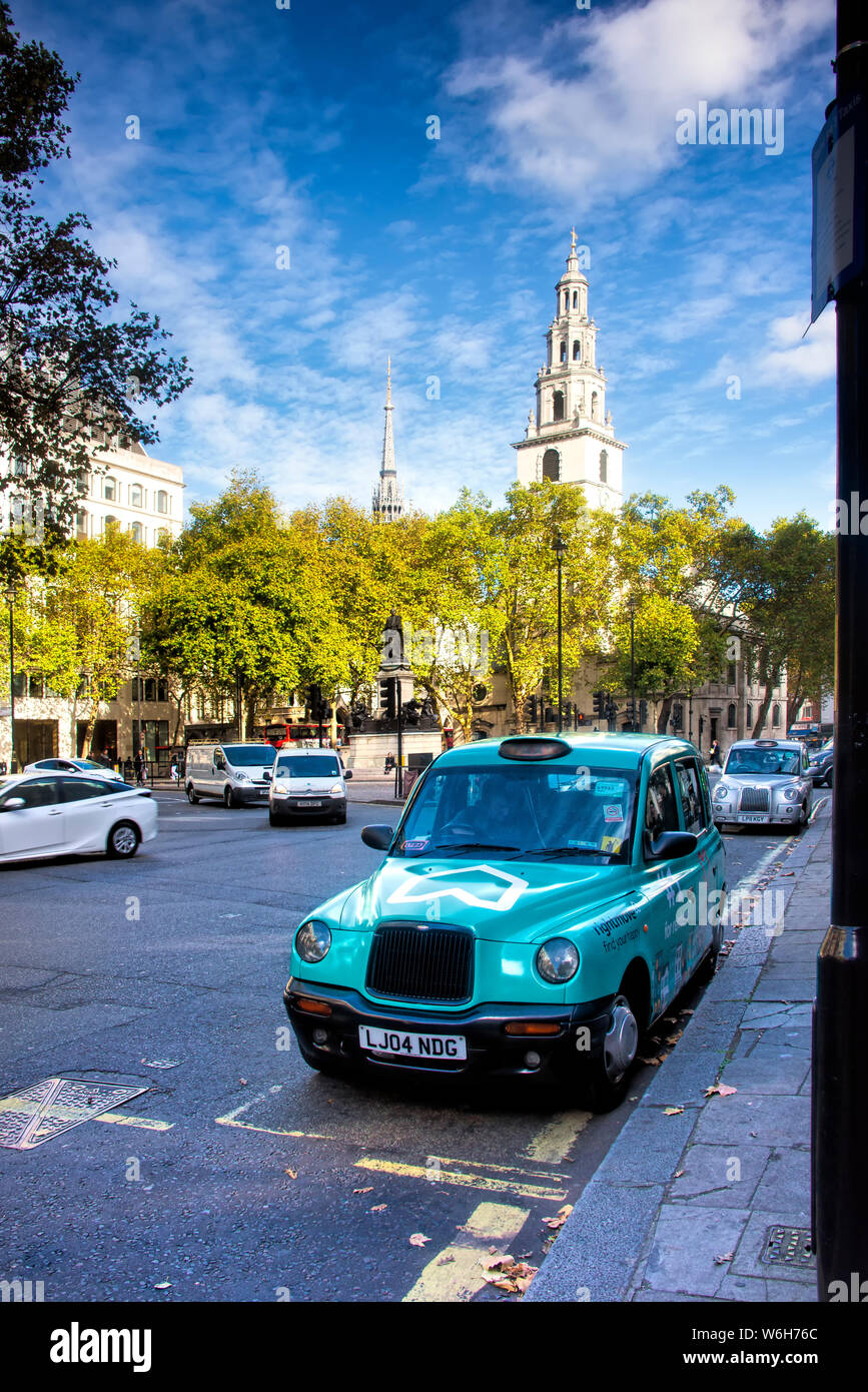 Iconico trasporti a Londra in strada trafficata Foto Stock