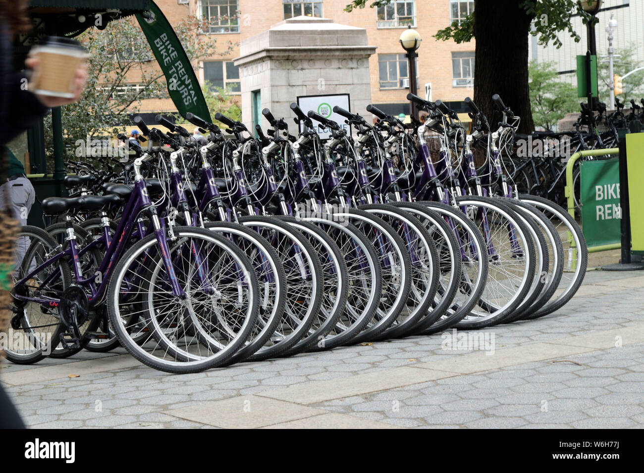 New York, NY, STATI UNITI D'AMERICA. 1st. Aug, 2019. Noleggio biciclette, ciclisti e memoriale per ciclisti ucciso mentre escursioni in bicicletta nella città di New York. © 2019 G. Ro Foto Stock