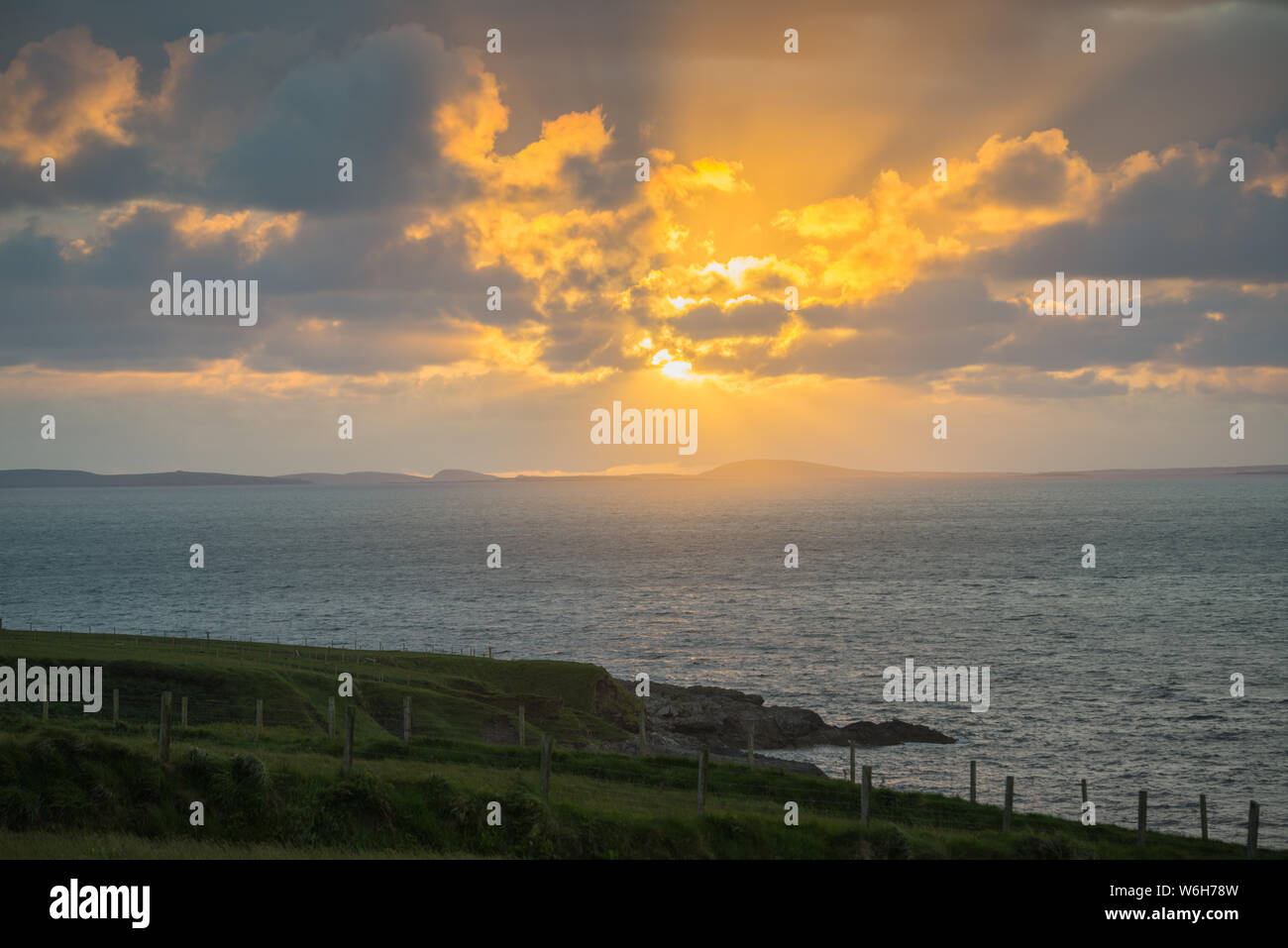 Sunset off Achill Island in Irlanda Foto Stock