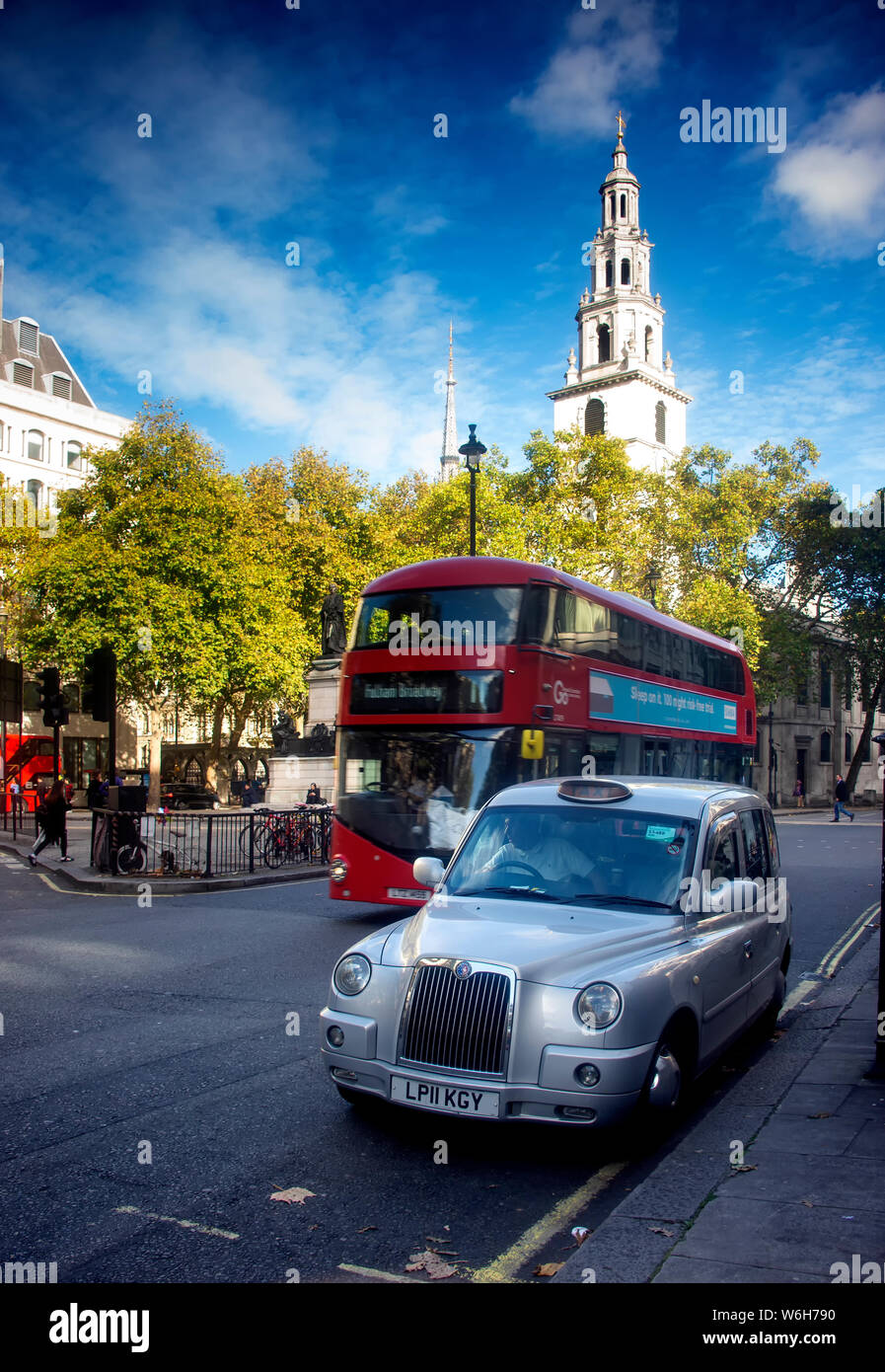 Iconico trasporti a Londra in strada trafficata Foto Stock