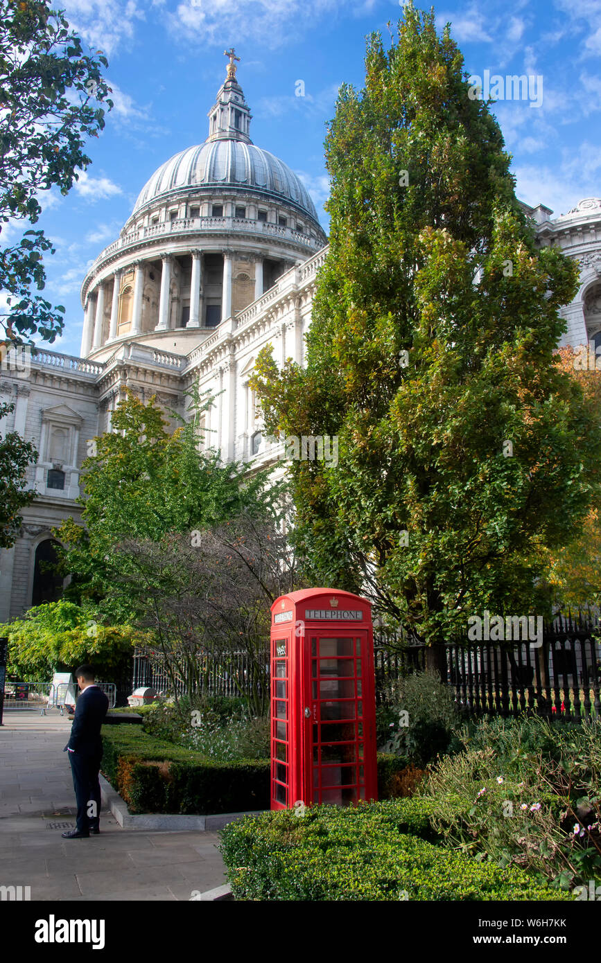 San Paolo catherdral Londra durante il pomeriggio con il bel cielo azzurro e il cloud computing Foto Stock
