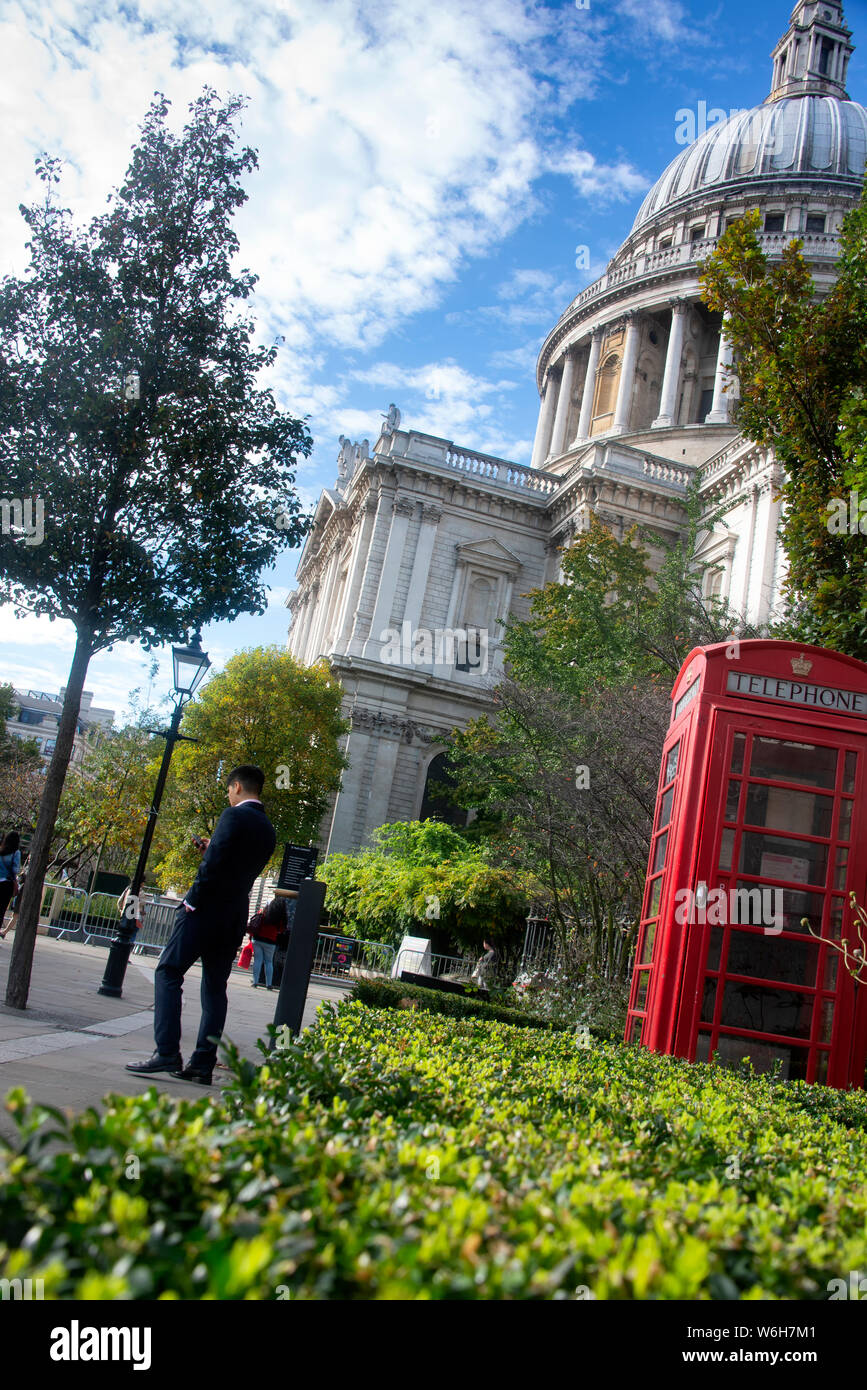 San Paolo catherdral Londra durante il pomeriggio con il bel cielo azzurro e il cloud computing Foto Stock