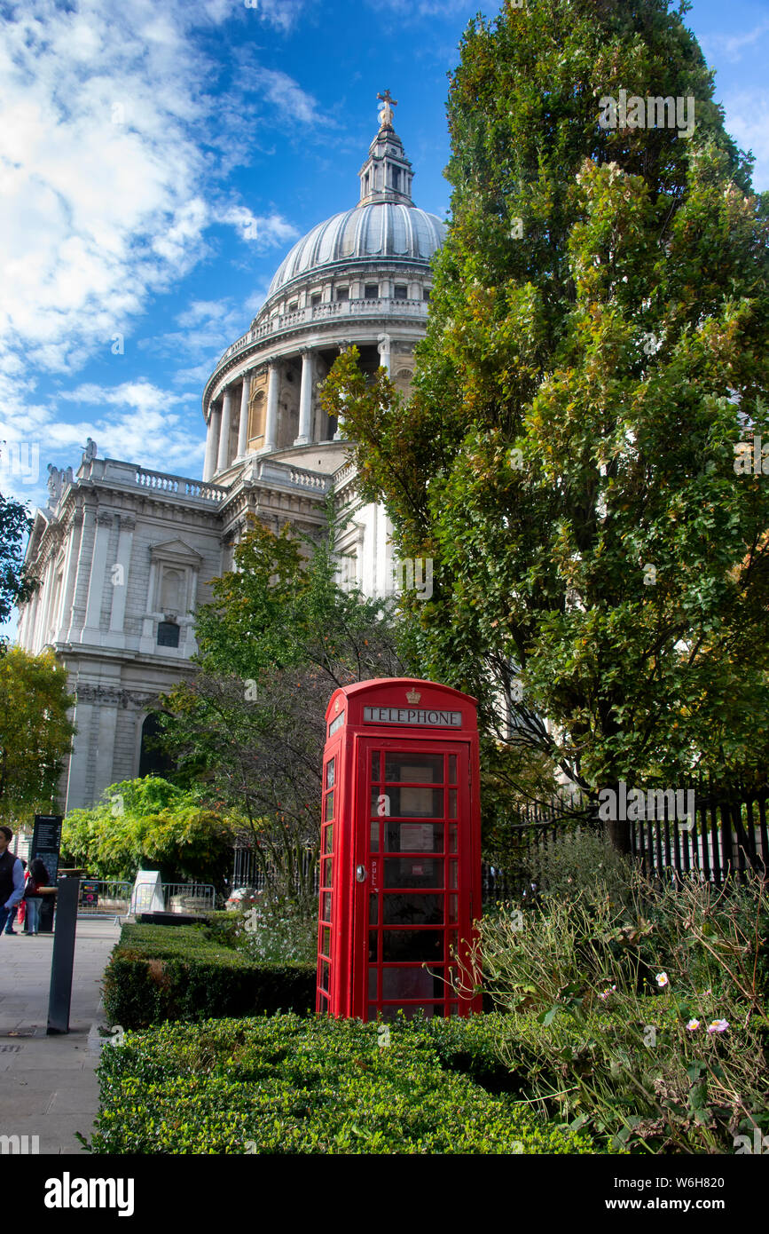 San Paolo catherdral Londra durante il pomeriggio con il bel cielo azzurro e il cloud computing Foto Stock