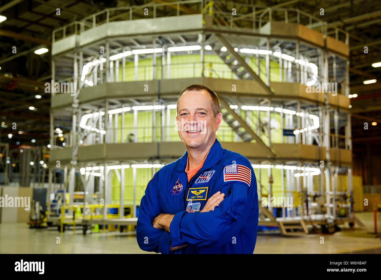 L'astronauta della NASA Ricky Arnold pone per un ritratto che indossa il blu tuta di volo presso il gruppo Michoud Facility Giugno 28, 2019 a New Orleans, Louisiana. Foto Stock