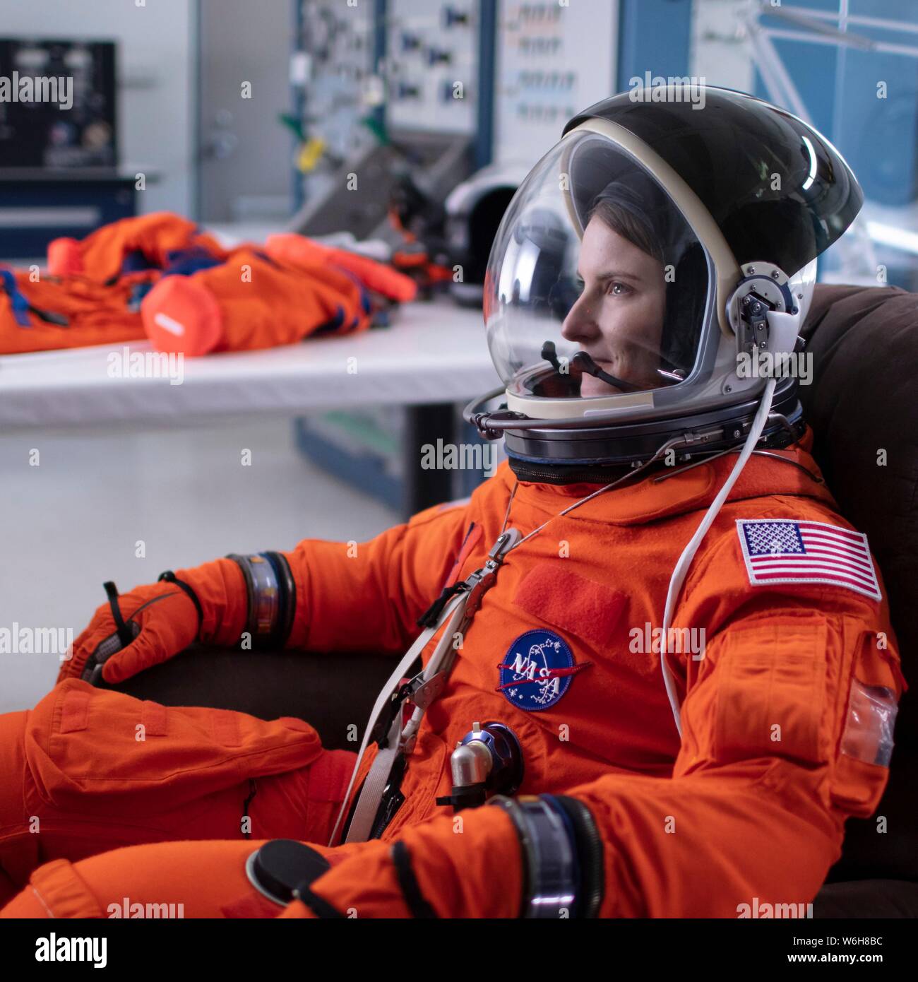 L'astronauta della NASA candidato Kayla Barron pone per un ritratto che indossa una voce tuta spaziale presso il Johnson Space Center Luglio 12, 2019 a Houston, Texas. Foto Stock