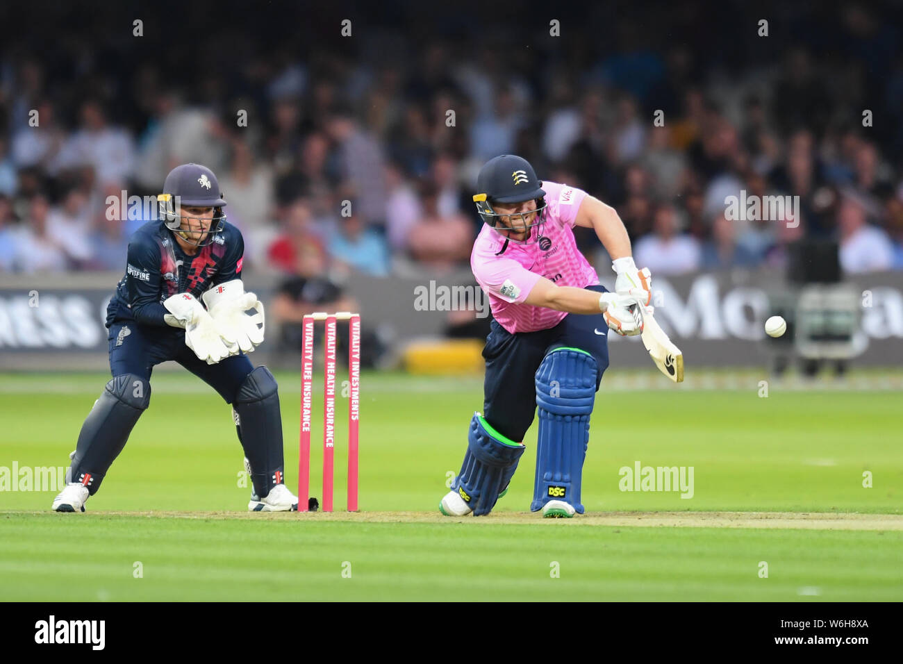 Londra, Regno Unito. 1 agosto, 2019. Paolo Stirling di Middlesex (destra) e Ollie Robinson di Kent Cricket Club (sinistra) durante T20 vitalità Fixture Blast tra Middesex vs Kent al Lord Cricket Ground, giovedì 01 agosto, 2019 a Londra Inghilterra. Credito: Taka G Wu/Alamy Live News Foto Stock