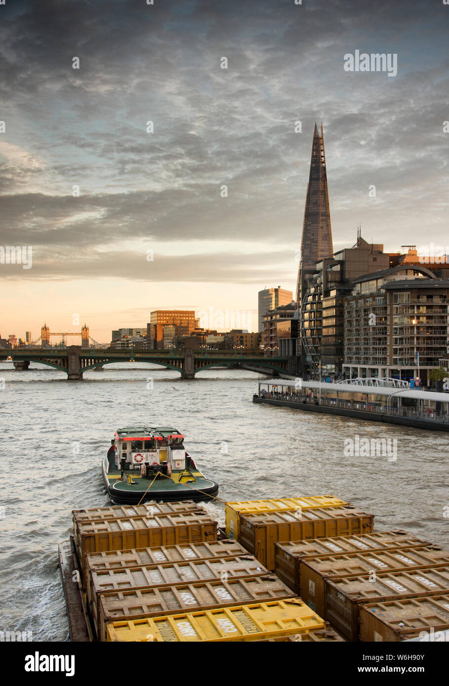 Rimorchiatore tirando bettolina al Tamigi durante la sera Foto Stock