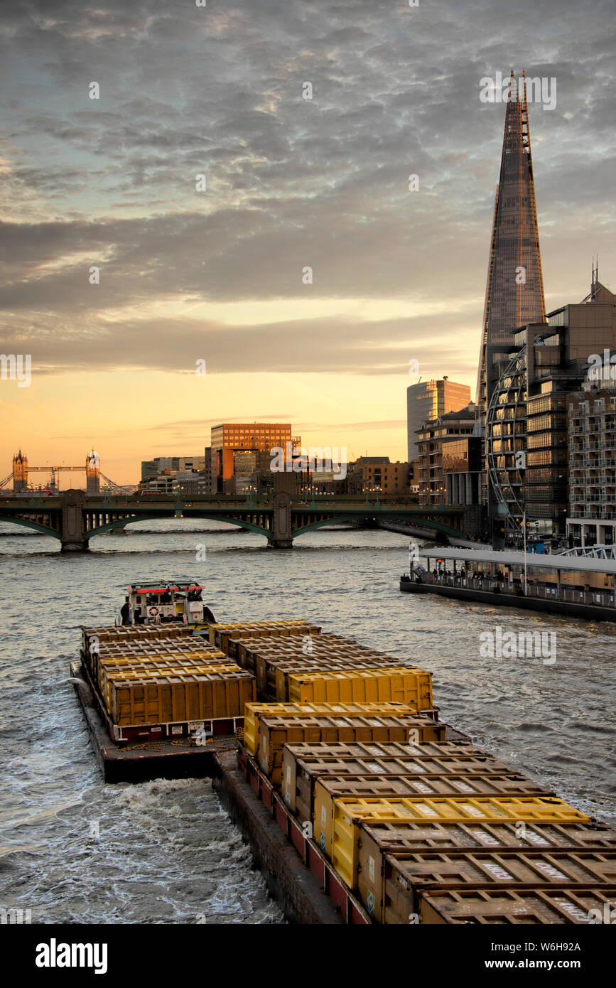 Rimorchiatore tirando bettolina al Tamigi durante la sera Foto Stock