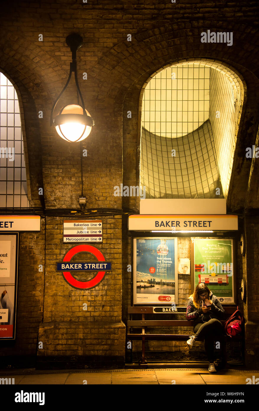 Stazione della metropolitana di Baker Street a Londra con persone in attesa per il treno Foto Stock