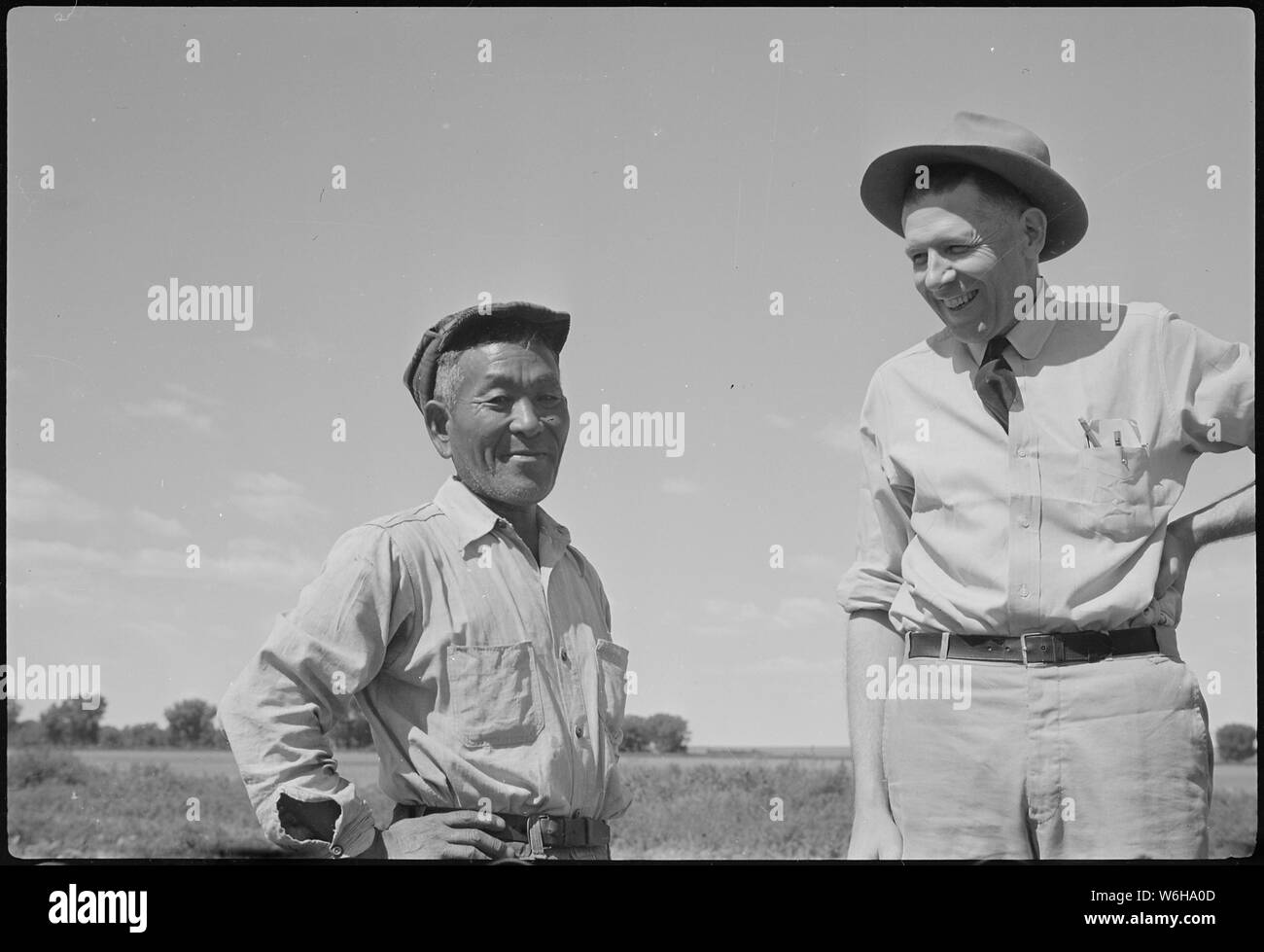 Granada Relocation Center, amache, Colorado. Jitsumi Abe, unità supervisore e John N. Spencer, Chi . . .; Portata e contenuto: tutta la didascalia per questa fotografia si legge: Granada Relocation Center, amache, Colorado. Jitsumi Abe, unità supervisore e John N. Spencer, Capo della fattoria di Granada la divisione. Foto Stock