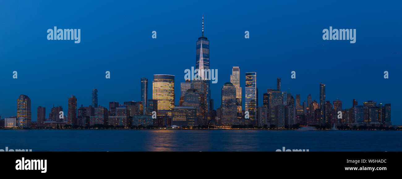Vista inferiore dello Skyline di Manhattan da luogo di scambio in Jersey City al tramonto. Foto Stock