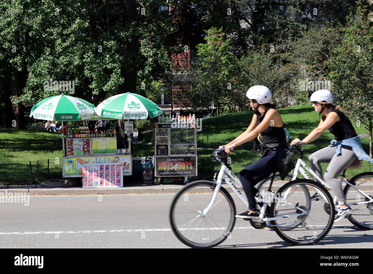 New York, NY, STATI UNITI D'AMERICA. 1st. Aug, 2019. Noleggio biciclette, ciclisti e memoriale per ciclisti ucciso mentre escursioni in bicicletta nella città di New York. © 2019 G. Ro Foto Stock