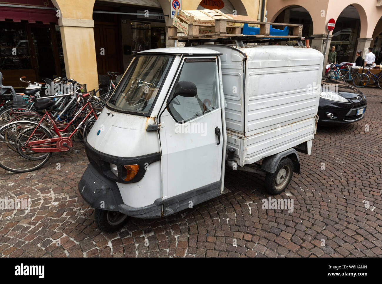 Padova, Italia - 3 Maggio 2016: Piaggio Ape50 in Roma. Piaggio Ape è un tre ruote di veicolo commerciale leggero prodotto per la prima volta nel 1948 dalla Piaggio. Padova, ho Foto Stock