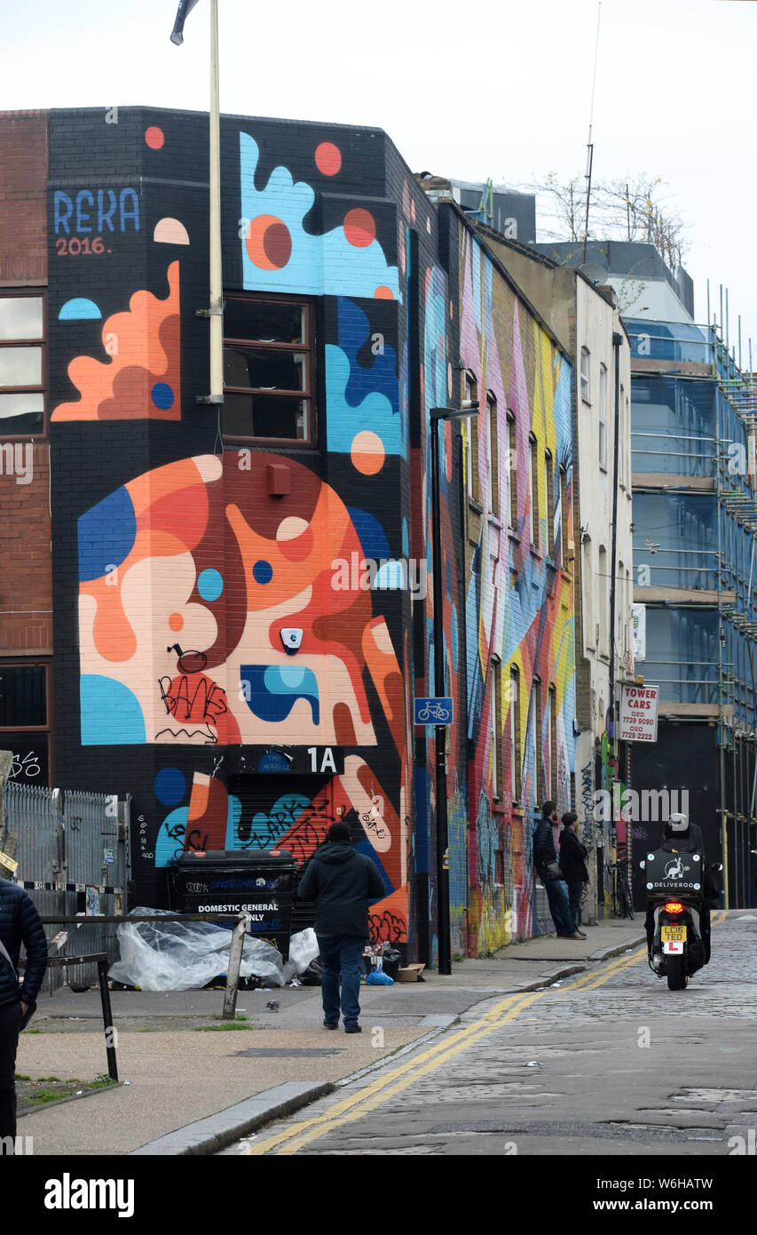 Edificio con graffiti disegno vicino al nero lane market Foto Stock
