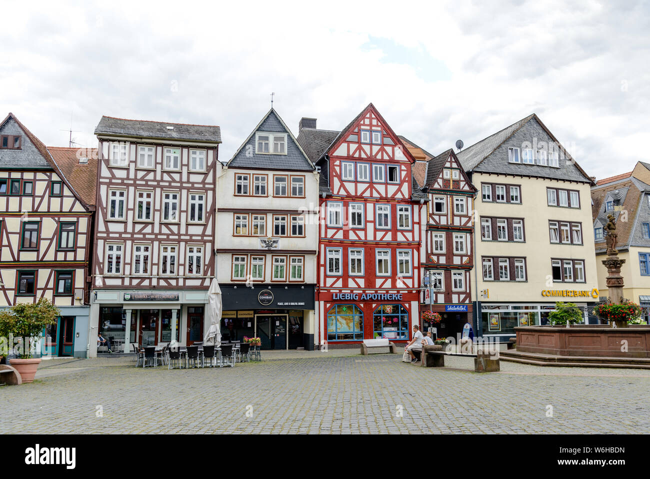 1 agosto 2019: luogo di mercato (mercato, Marktplatz) con mezzo in legno case colorate in Butzbach, Hessen, Germania Foto Stock