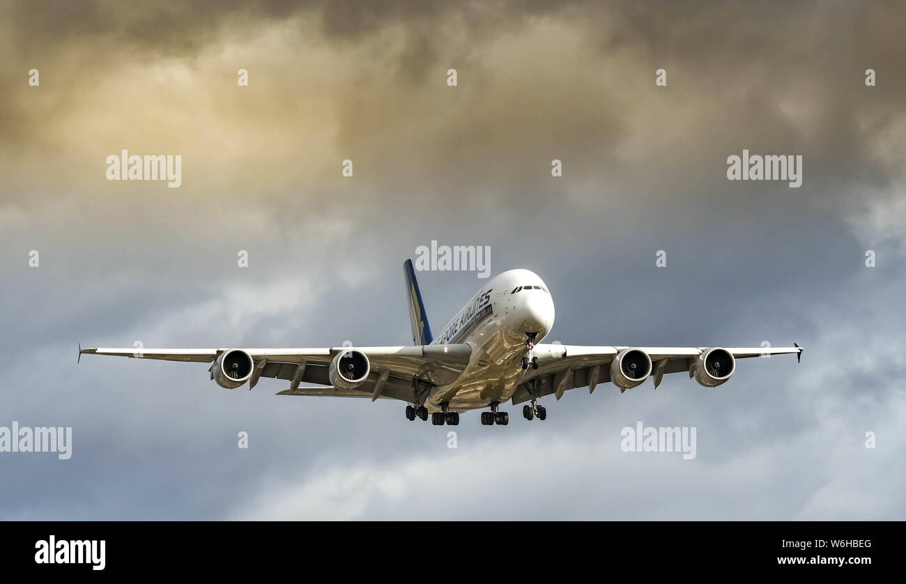 Londra, Inghilterra - Novembre 2018: Singapore Airlines Airbus A380 jet provenienti per atterrare all'Aeroporto di Londra Heathrow. Foto Stock