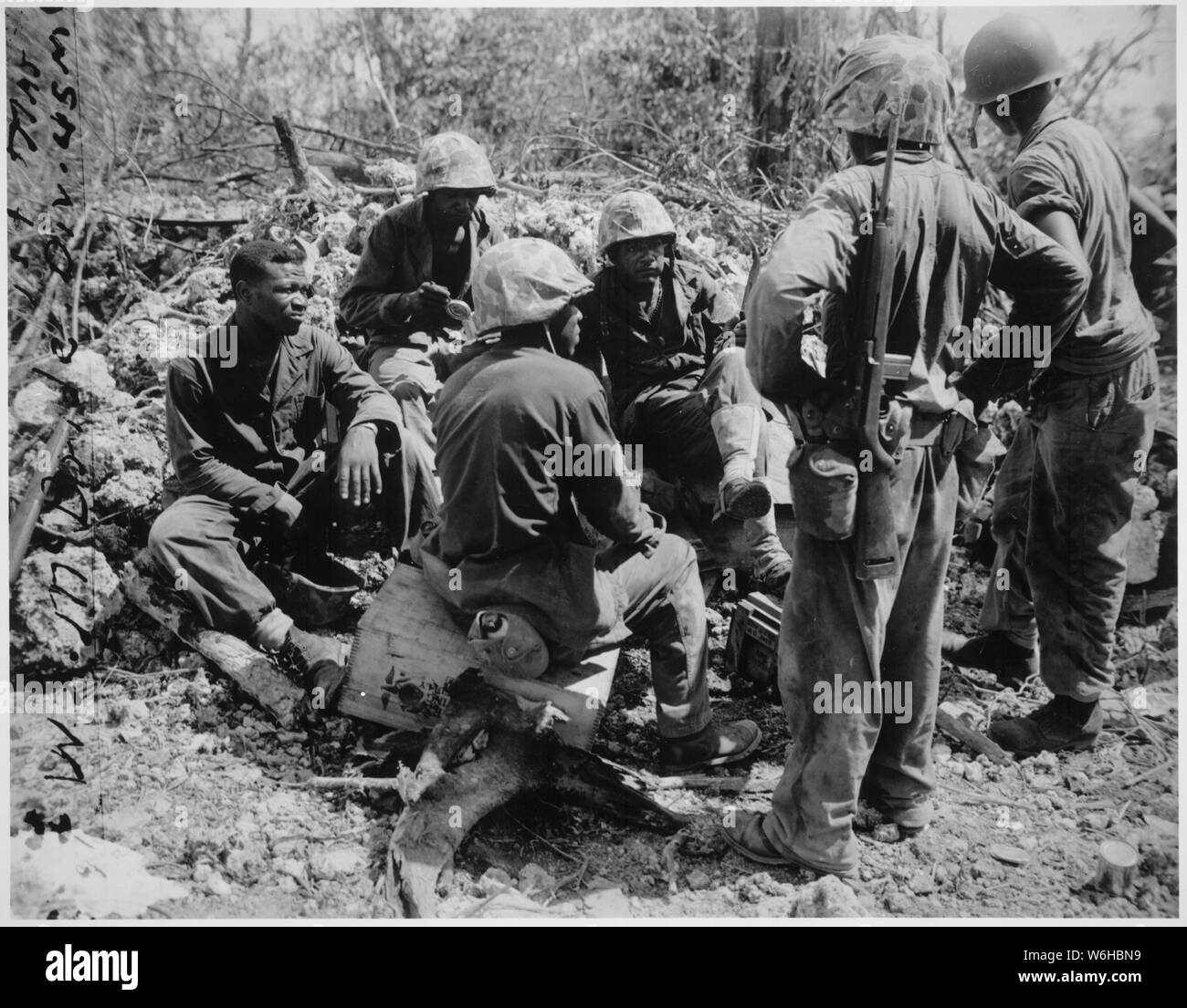 Gruppo di CBs che agisce come barellieri per 7 Marines. Peleliu., 09/1944 Foto Stock