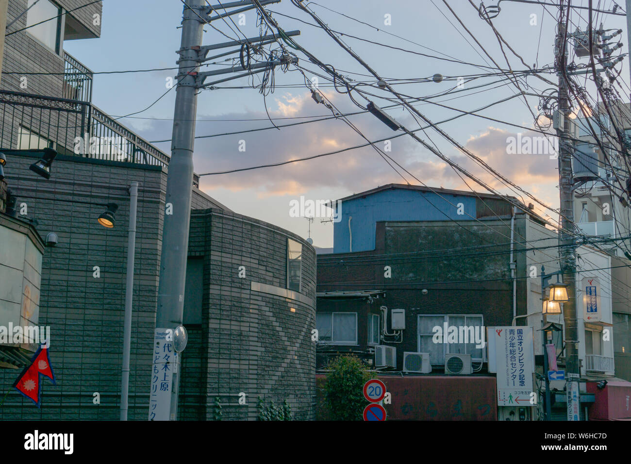 È grande per ottenere perso in Tokyo e scattare foto. Foto Stock