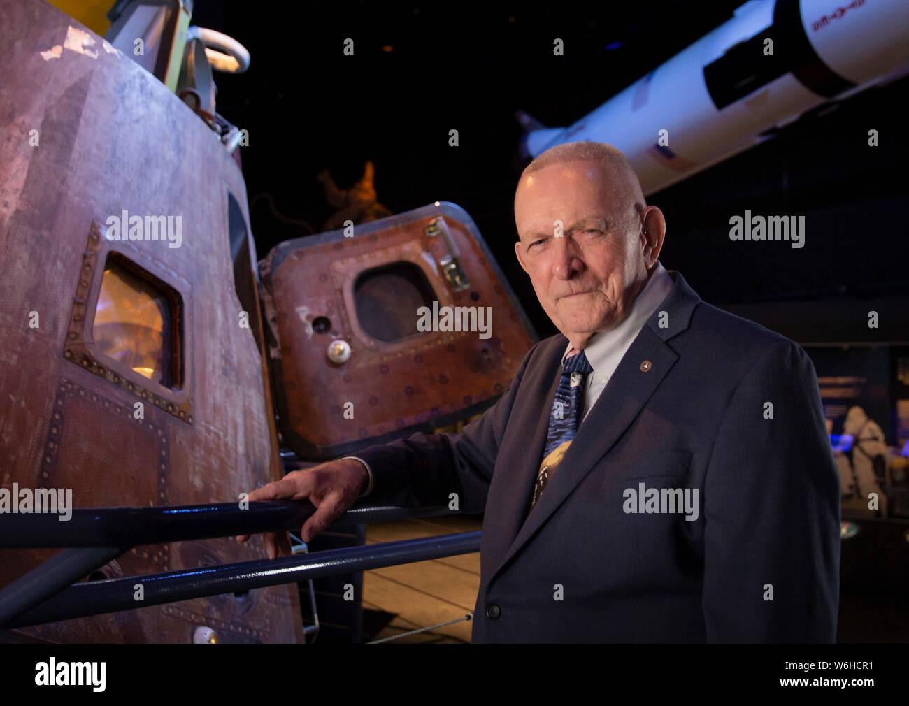 Ritirato la NASA flight director e manager Gene Kranz pone per un ritratto che indossa un blu tuta di volo presso il Johnson Space Center Luglio 10, 2019 a Houston, Texas. Foto Stock