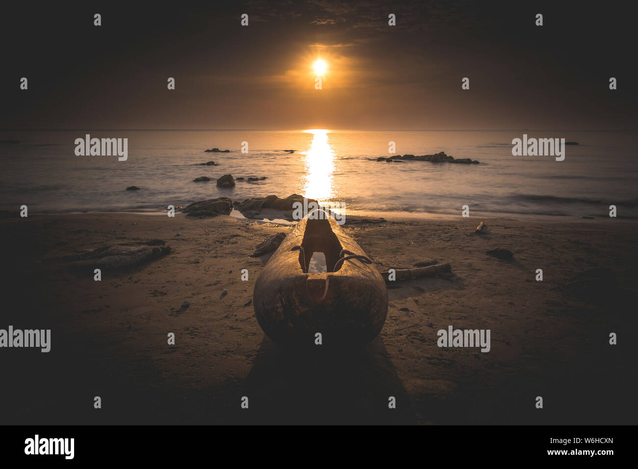 Piroga pescatori Canoe sulla spiaggia, alba sul lago Malawi, sud-est-africa Foto Stock