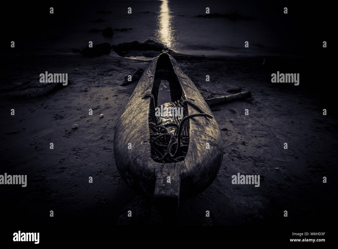 Piroga pescatori Canoe sulla spiaggia, alba sul lago Malawi, sud-est-africa Foto Stock